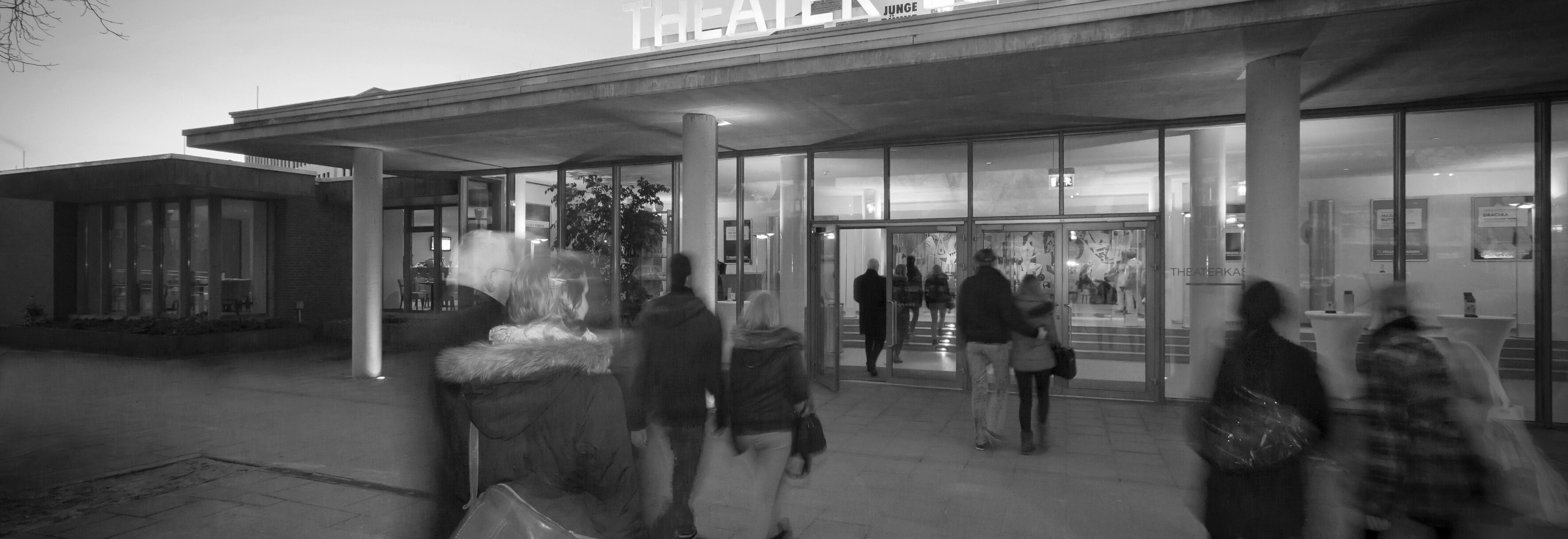 Eine Hand nimmt Tickets vom Theater Lüneburg vom Schalter entgegen - Nahaufnahme