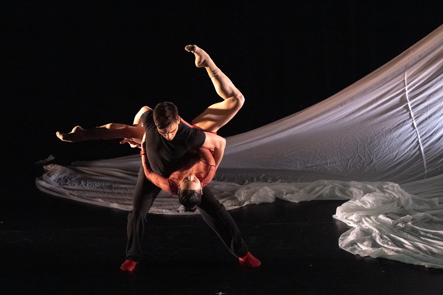 Kunst ver-rückt Tanz | Tanzabend der jungen Choreograph:innen aus dem Ensemble; Foto. G2 Baraniak Kunst ver-rückt Tanz | Tanzabend der jungen Choreograph:innen aus dem Ensemble; Foto. G2 Baraniak