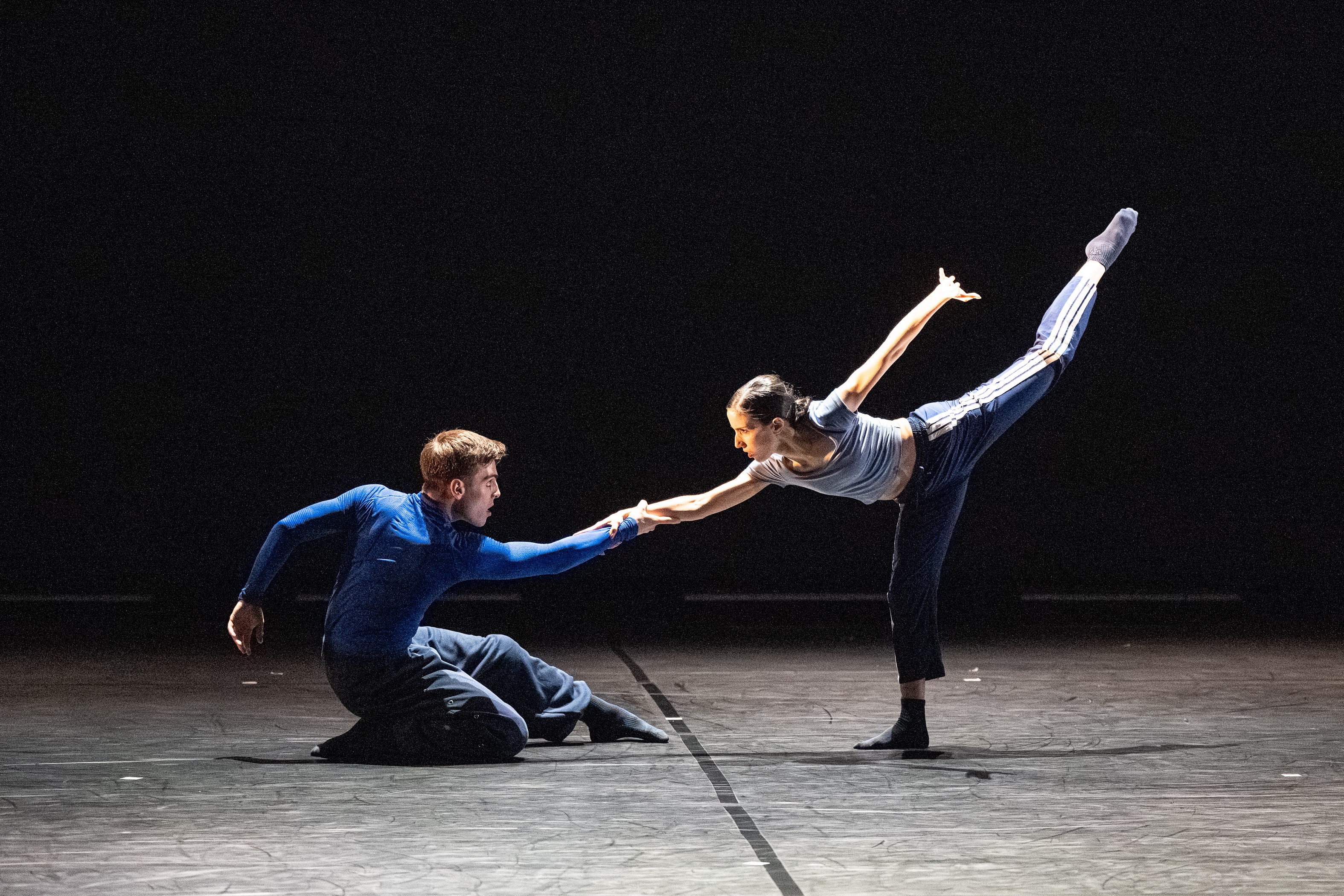 Tanzwelten 3 – „Down to the Wire”|Ein Tanzabend mit Choreographien von Olaf Schmidt, Giovanni Insaudo, Albert Galindo I Villegas im Theater Lüneburg, Foto: G2 Baraniak Tanzwelten 3 – „Down to the Wire”|Ein Tanzabend mit Choreographien von Olaf Schmidt, Giovanni Insaudo, Albert Galindo I Villegas im Theater Lüneburg, Foto: G2 Baraniak