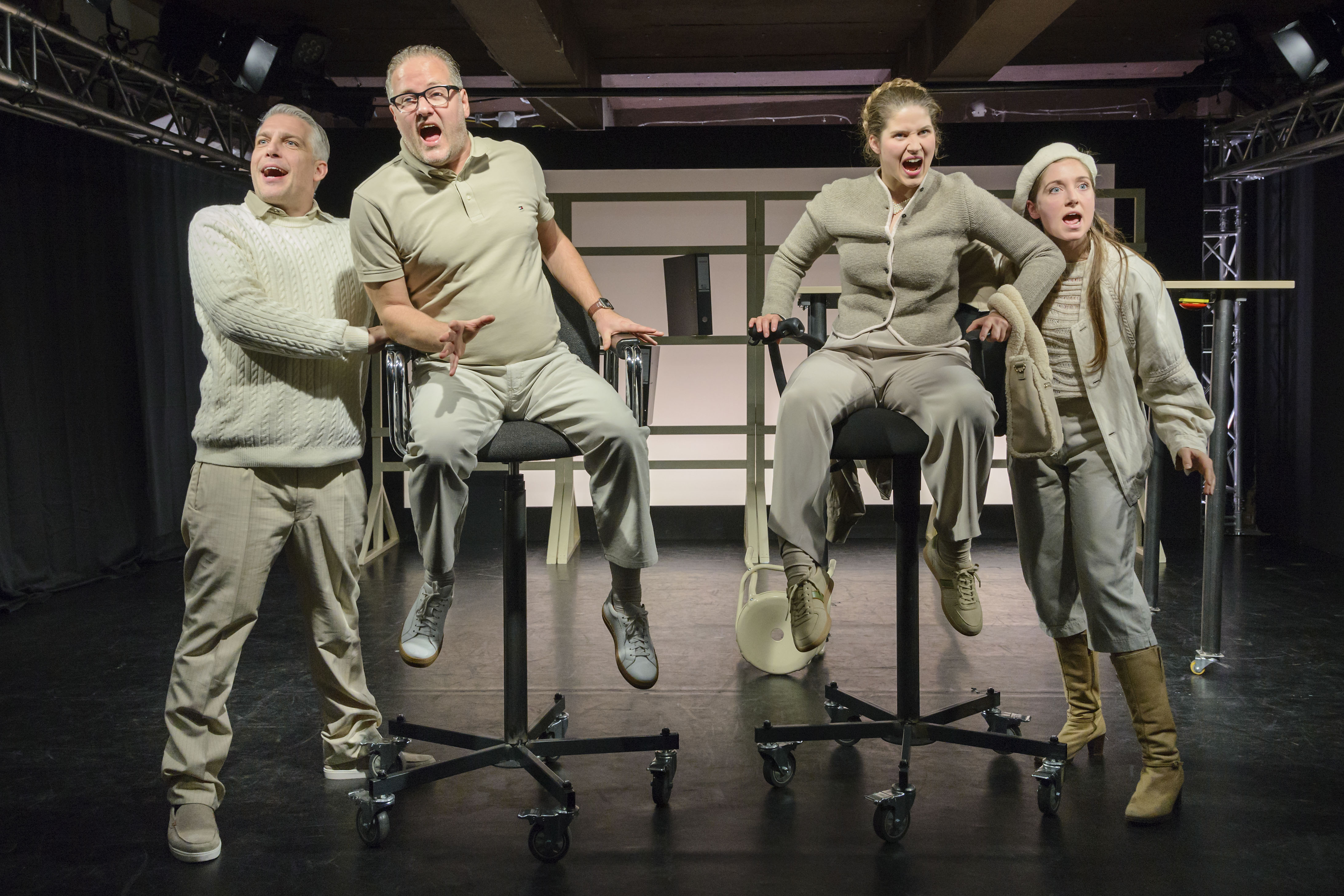 Jeeps am Theater Lüneburg, Foto: Nicolai Stephan.