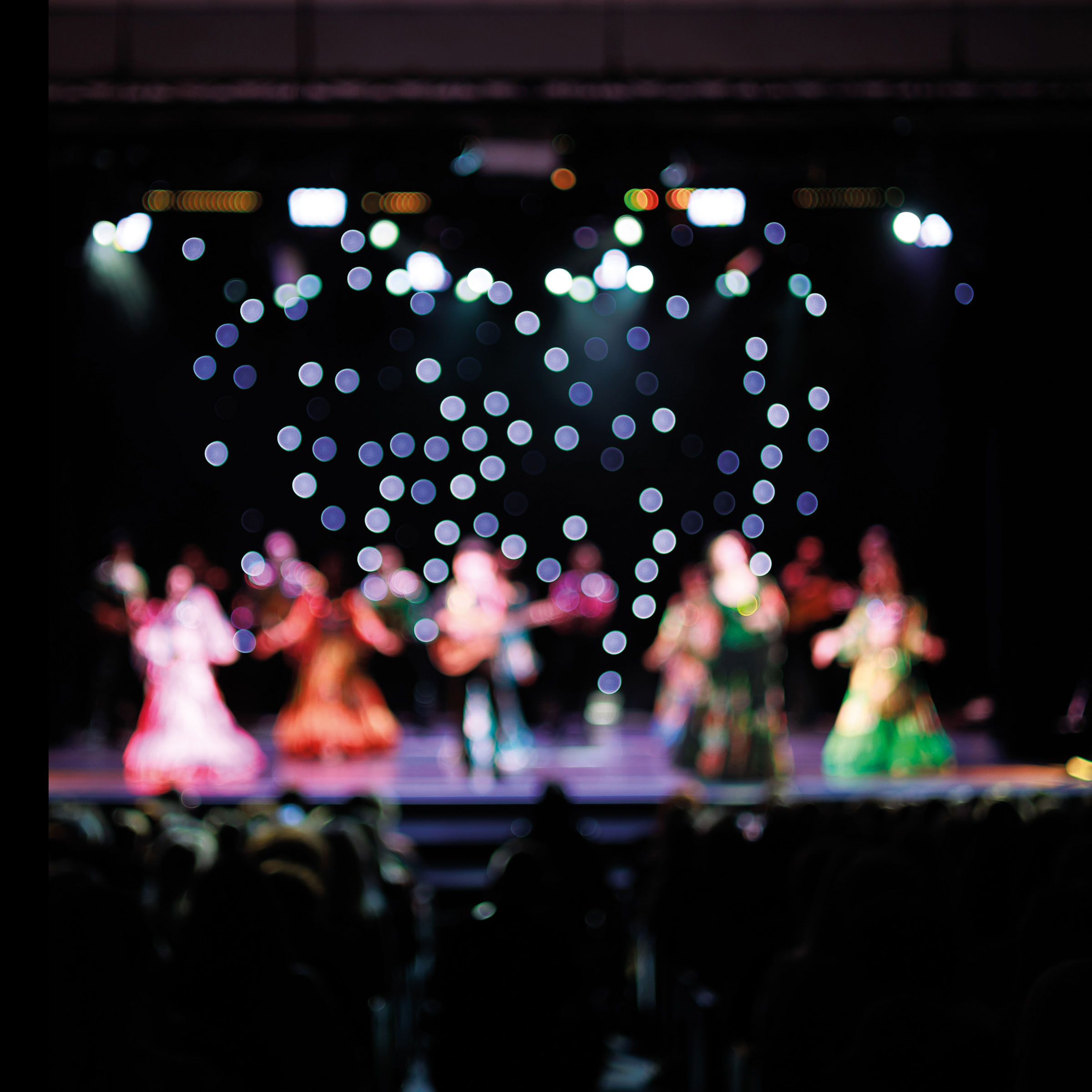 Theaterfest Lüneburg © shutterstock/ TanitaKo verschommes Bild bunt auf der Bühne Menschen