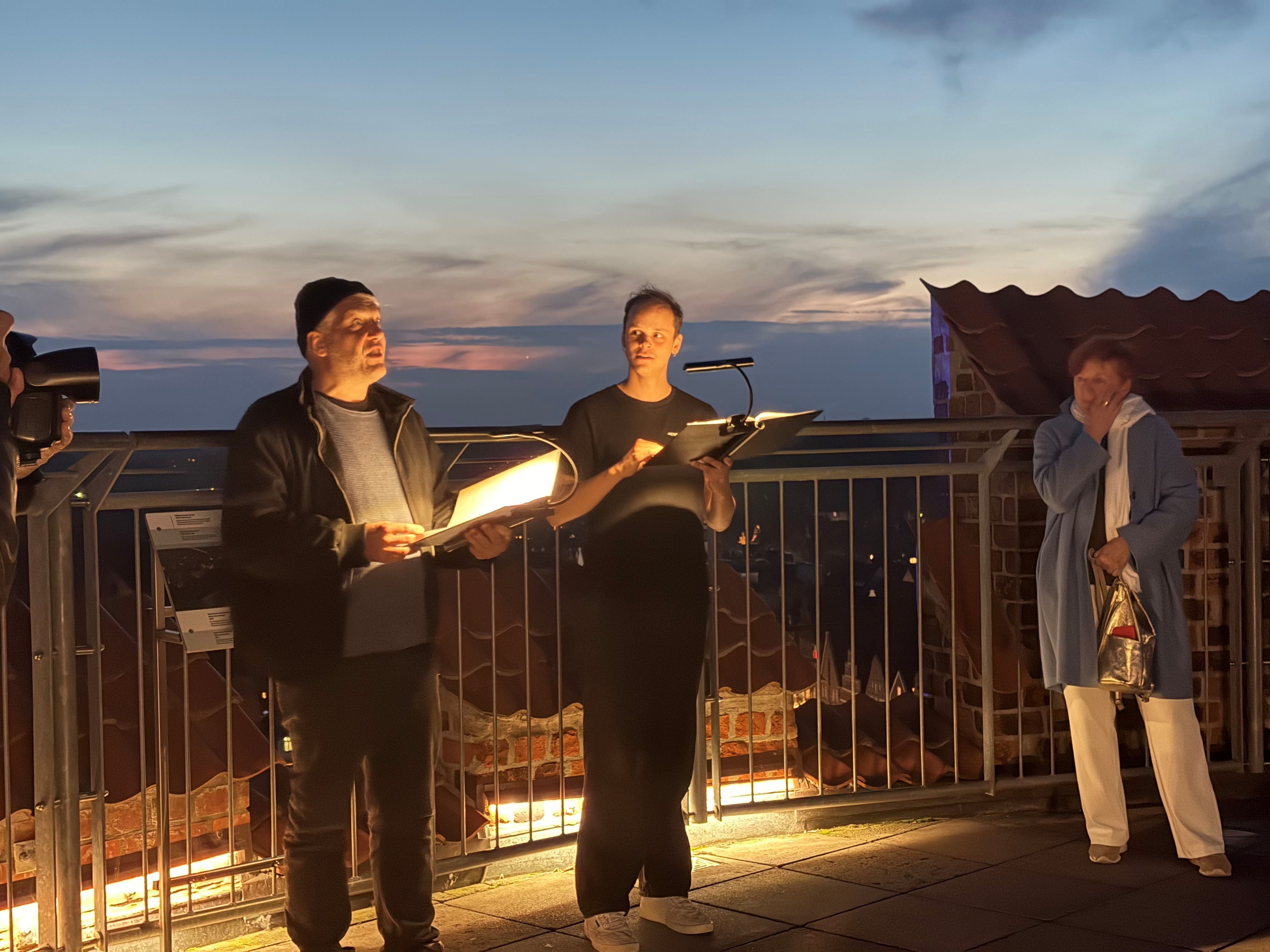 Theater im Wasserturm | Let's flow, Foto: Theater Lüenburg Gregor Müller und Kolja Schumann auf dem Dach des Wasserturms