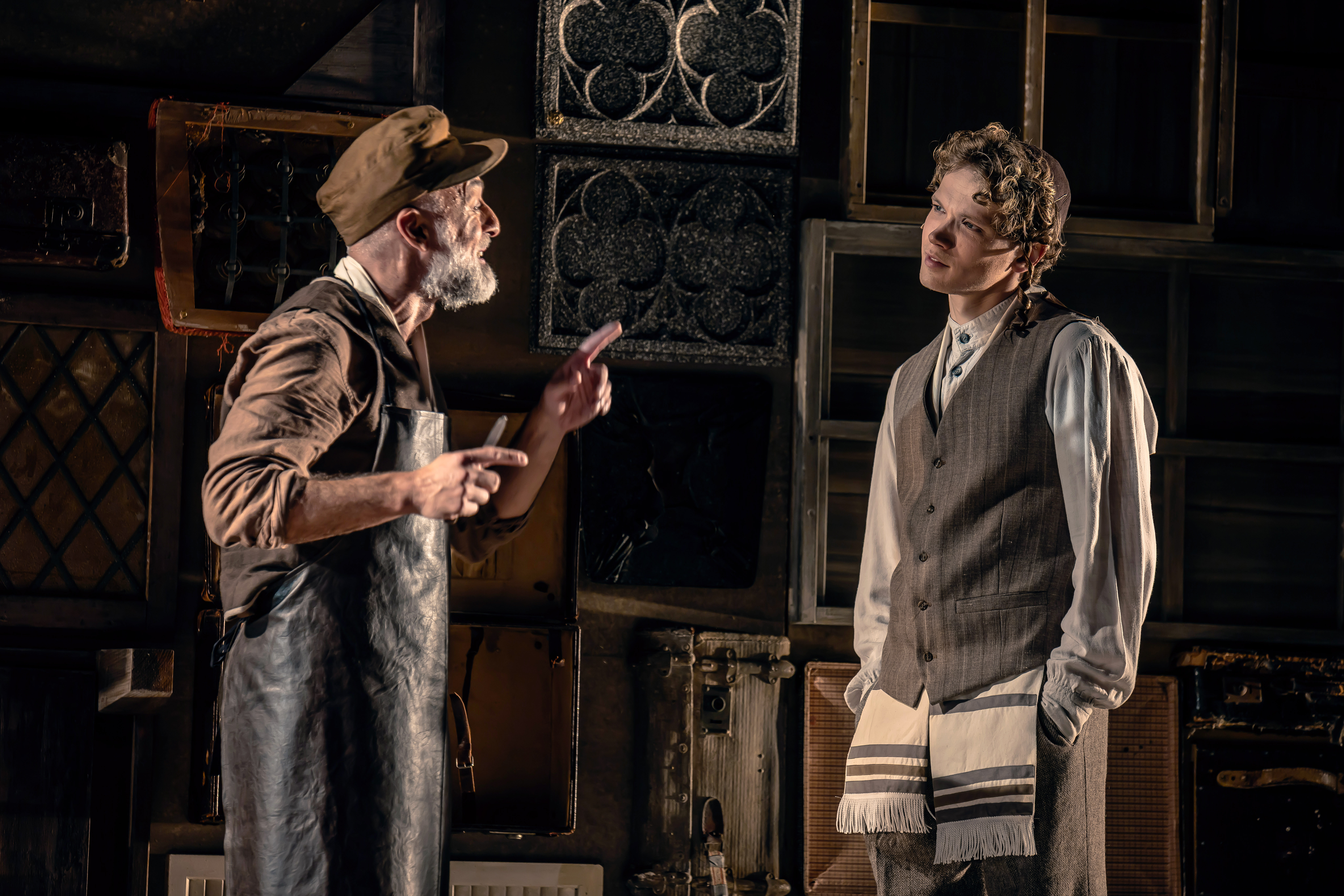 Tevje (Mario Ramos) und Perchik (Anton von Mansberg) reden miteinander.