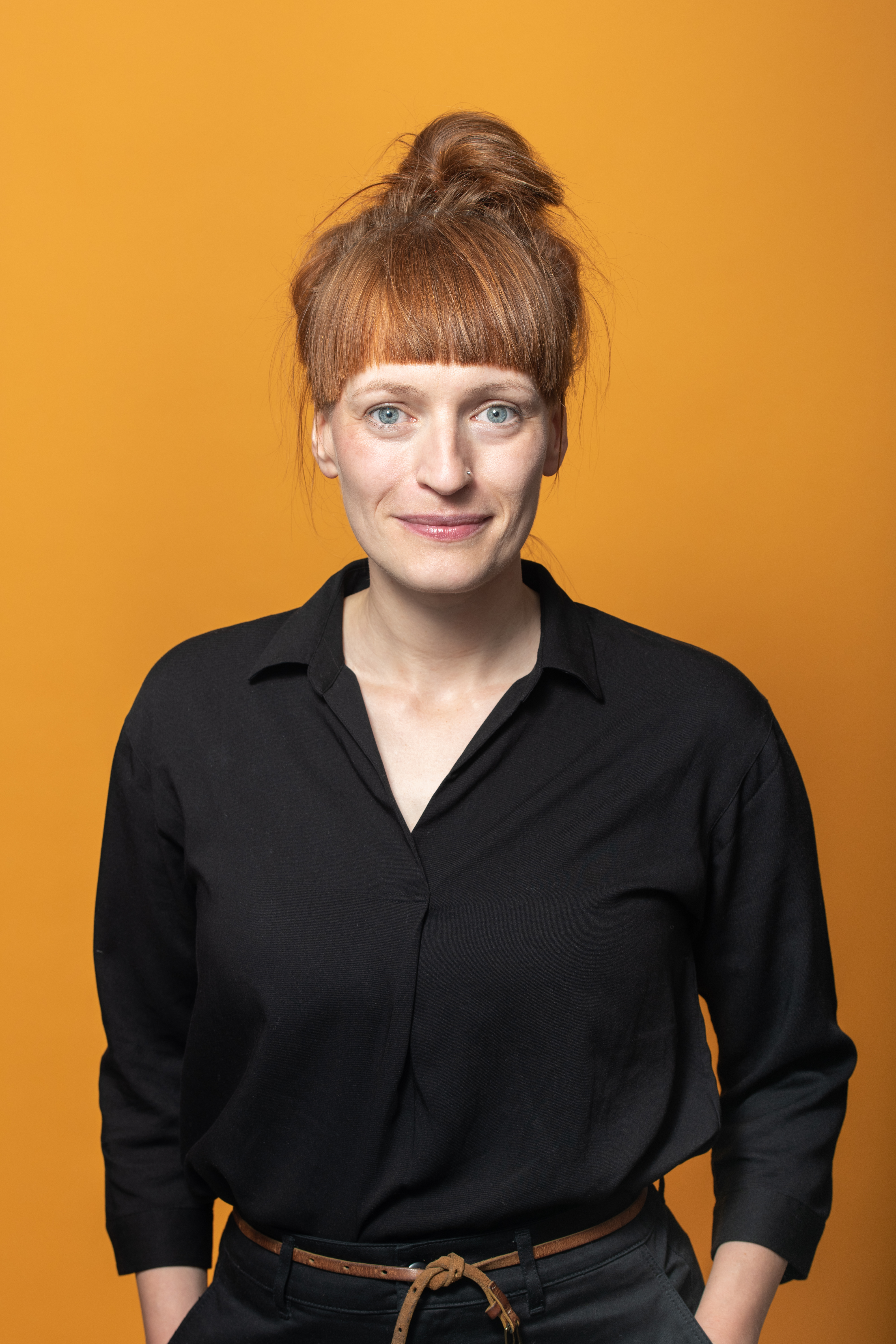 Hanna Roxane Scherwinski, Bühnenbildnerin, Porträt Cora Sachs, Regisseurin und Bühnen- und Kostümbild, Theater Lüneburg