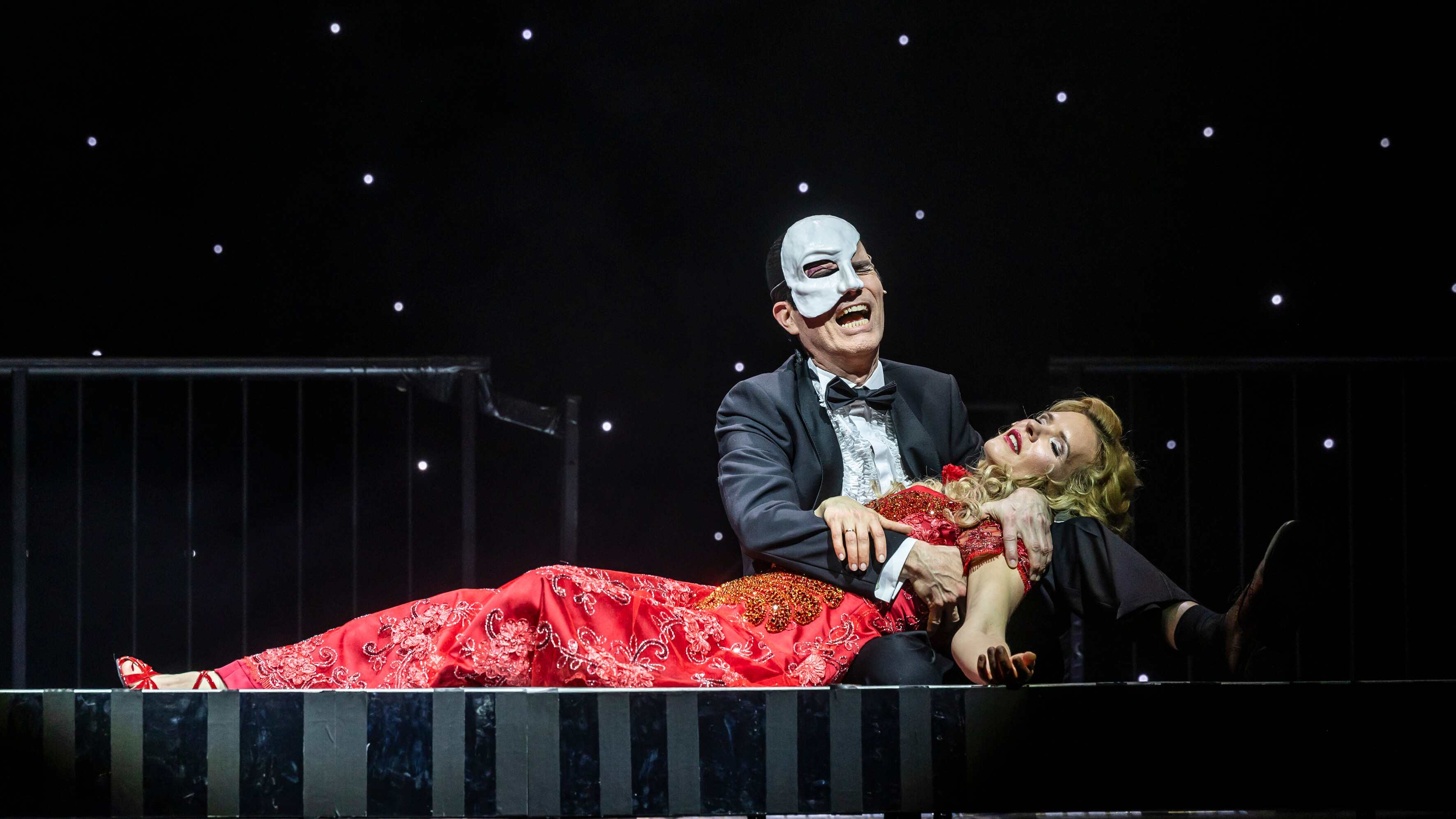 Thomas Borchert als "Phantom" und Navina Heine als "Christine", Foto: Jochen Quast Thomas Borchert und Navina Heine, Foto: Jochen Quast