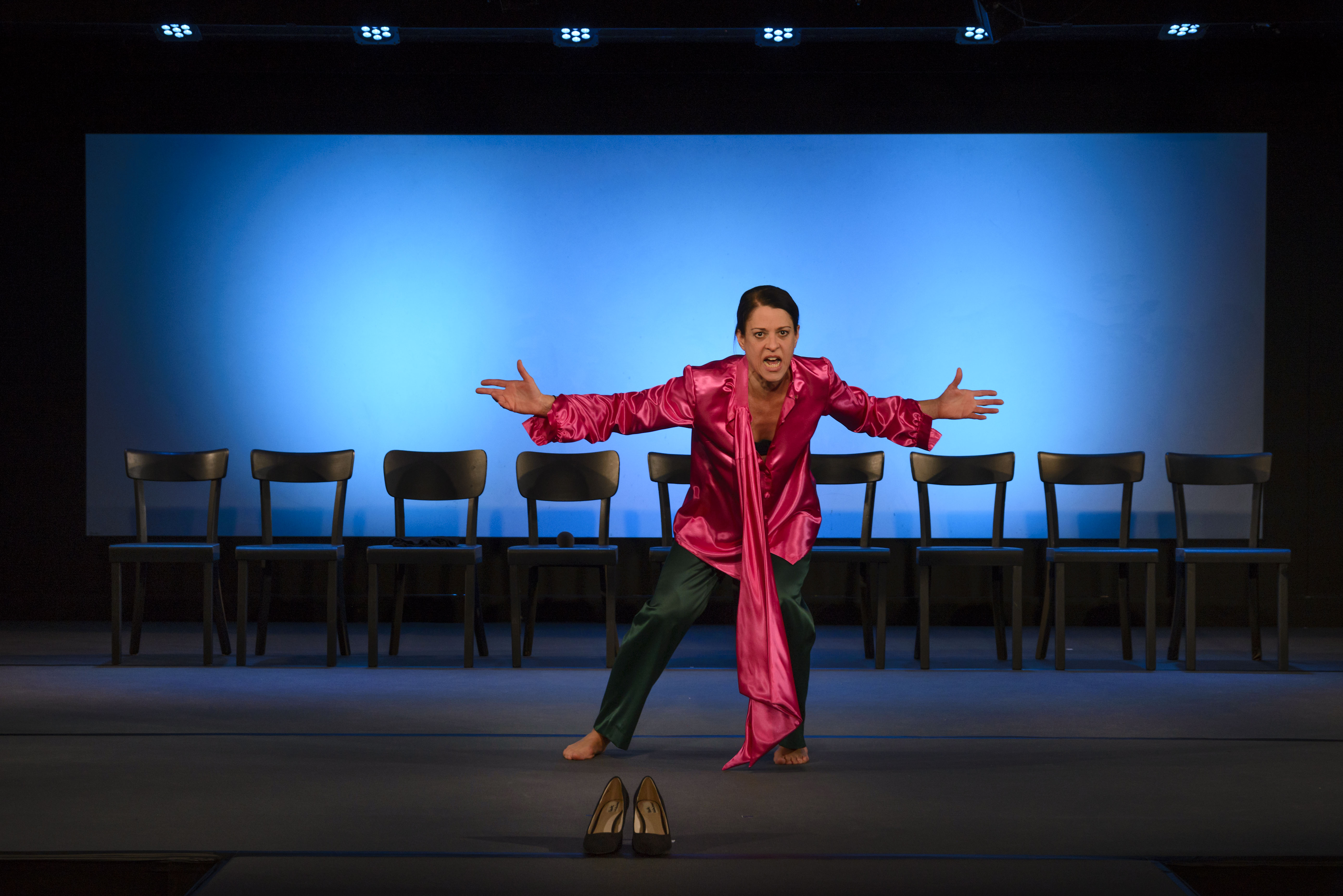 Beate Weidenhammer in "Prima Facie" von Suzie Miller - Gerichtsmonolog am Theater Lüneburg Beate Weidenhammer in "Prima Facie" von Suzie Miller - Gerichtsmonolog am Theater Lüneburg
