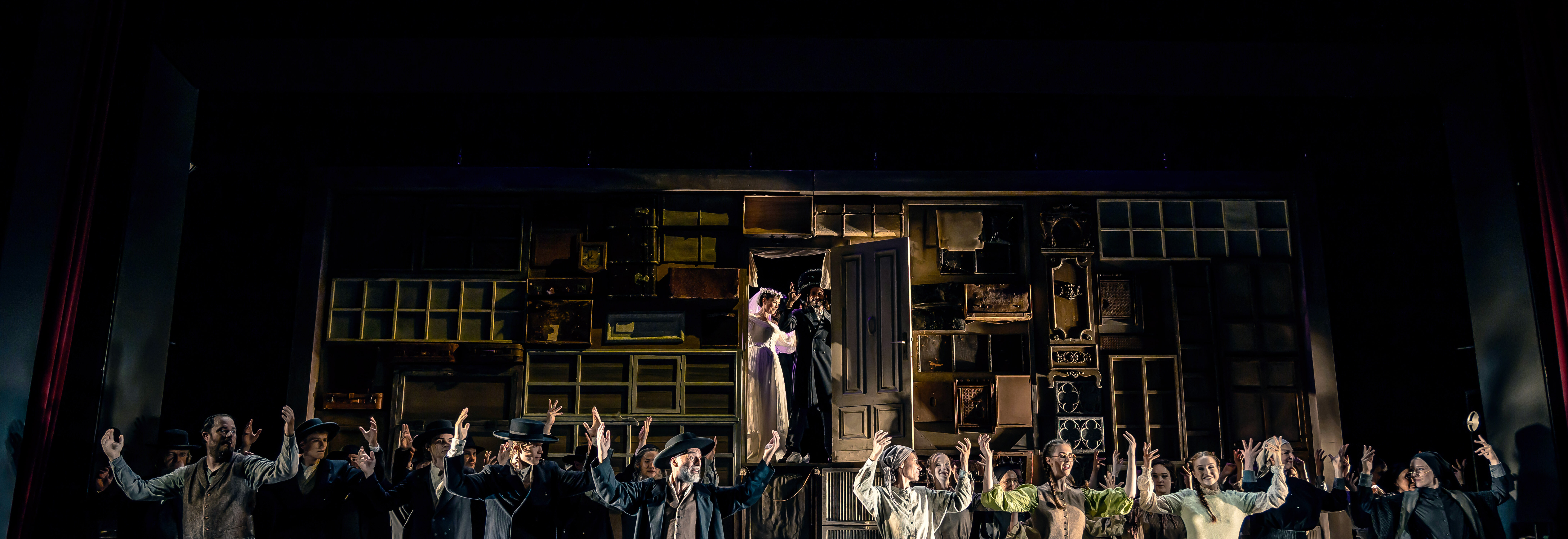 Das Ensemble feiert die Hochzeit von Zeitel (Paula Rohde) und Mottel (Andrea Marchetti).