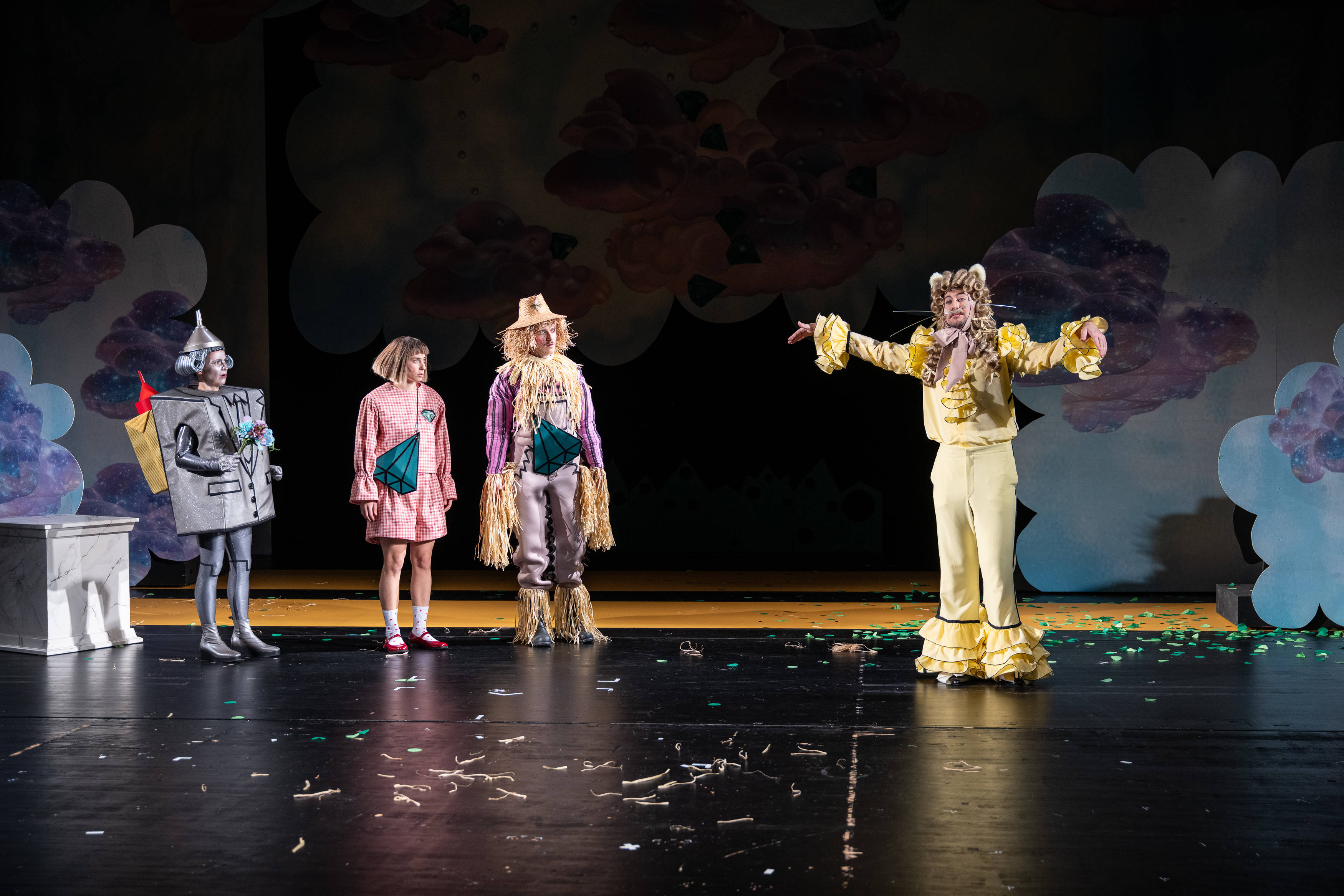 Der Zauberer von Oz | Familienstück von Sergej Gößner nach dem Kinderbuch von Lyman Frank Baum, Theater Lüneburg, Foto: G2 Baraniak Der Zauberer von Oz | Familienstück von Sergej Gößner nach dem Kinderbuch von Lyman Frank Baum, Theater Lüneburg, Foto: G2 Baraniak