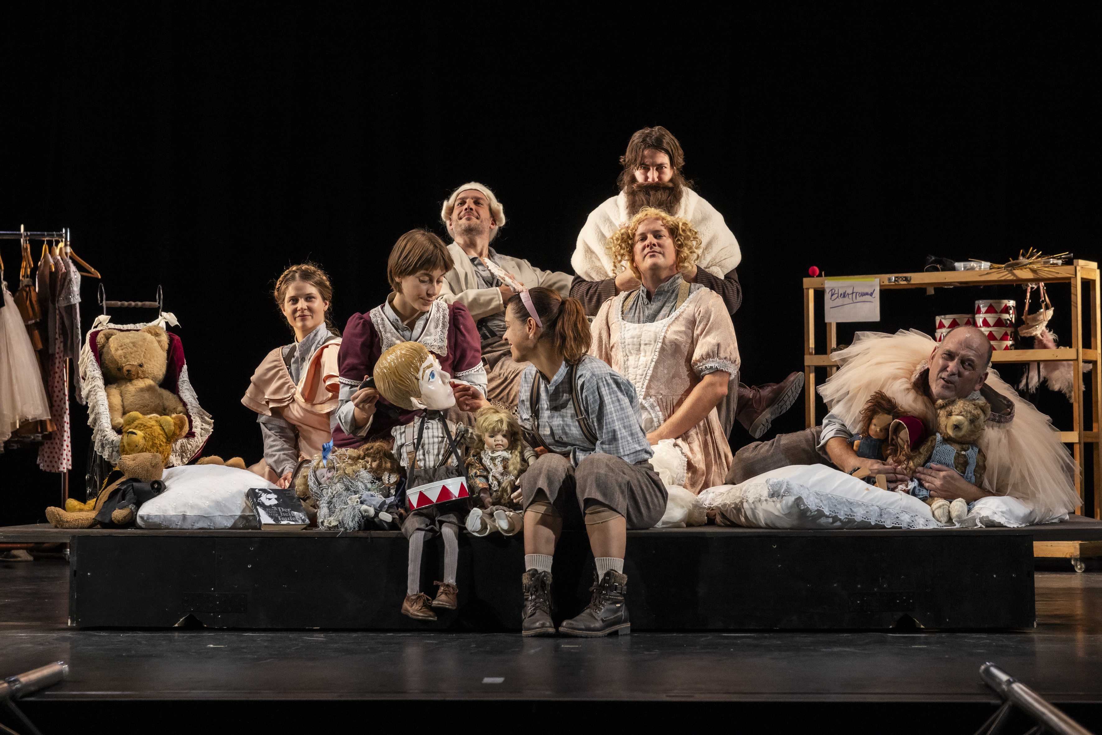 "Die Blechtrommel" Ensemblim Theater Lüneburg,  Foto: Jochen Quast.