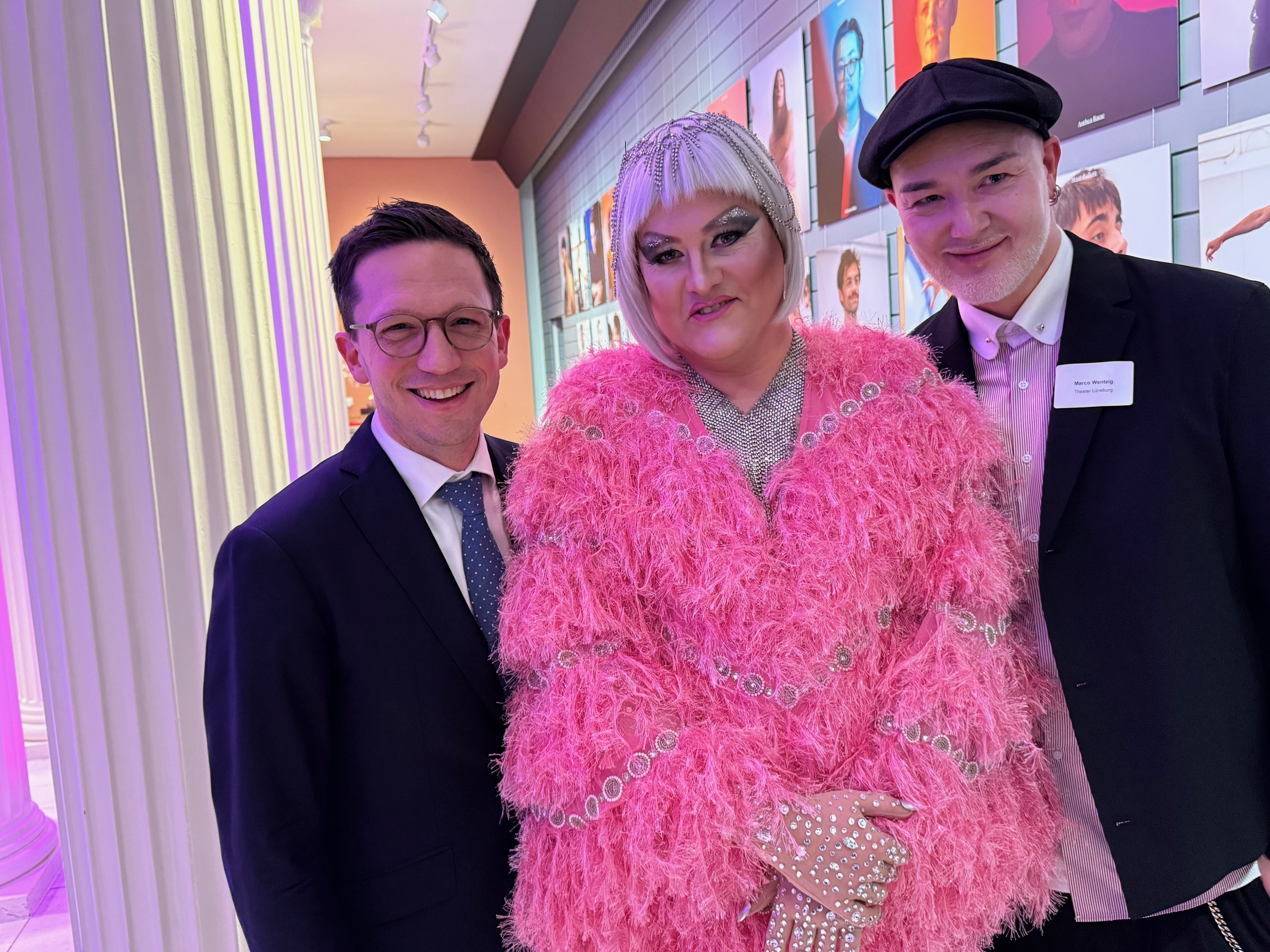 Parlamentarischer Abend | Falko Mohrs, Philip Richert als „Lulu Mimeuse“ und Marco Wenzig, Foto: Hans Martin Koch