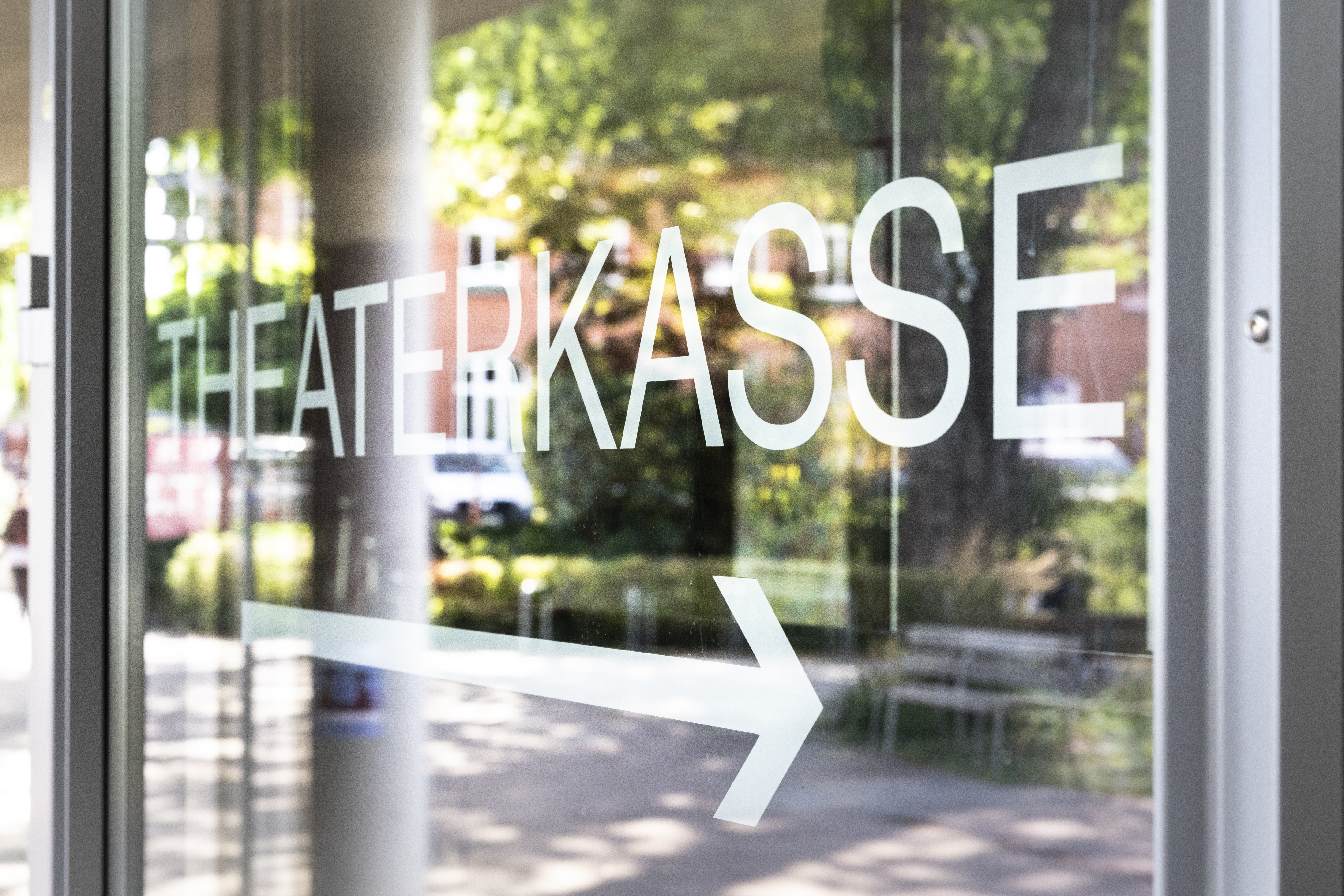 Theater Lüneburg | Anzüge aufkleiderbügel | Foto: Jochen Quast Theater Lüneburg, Anzüge auf Kleiderbügel