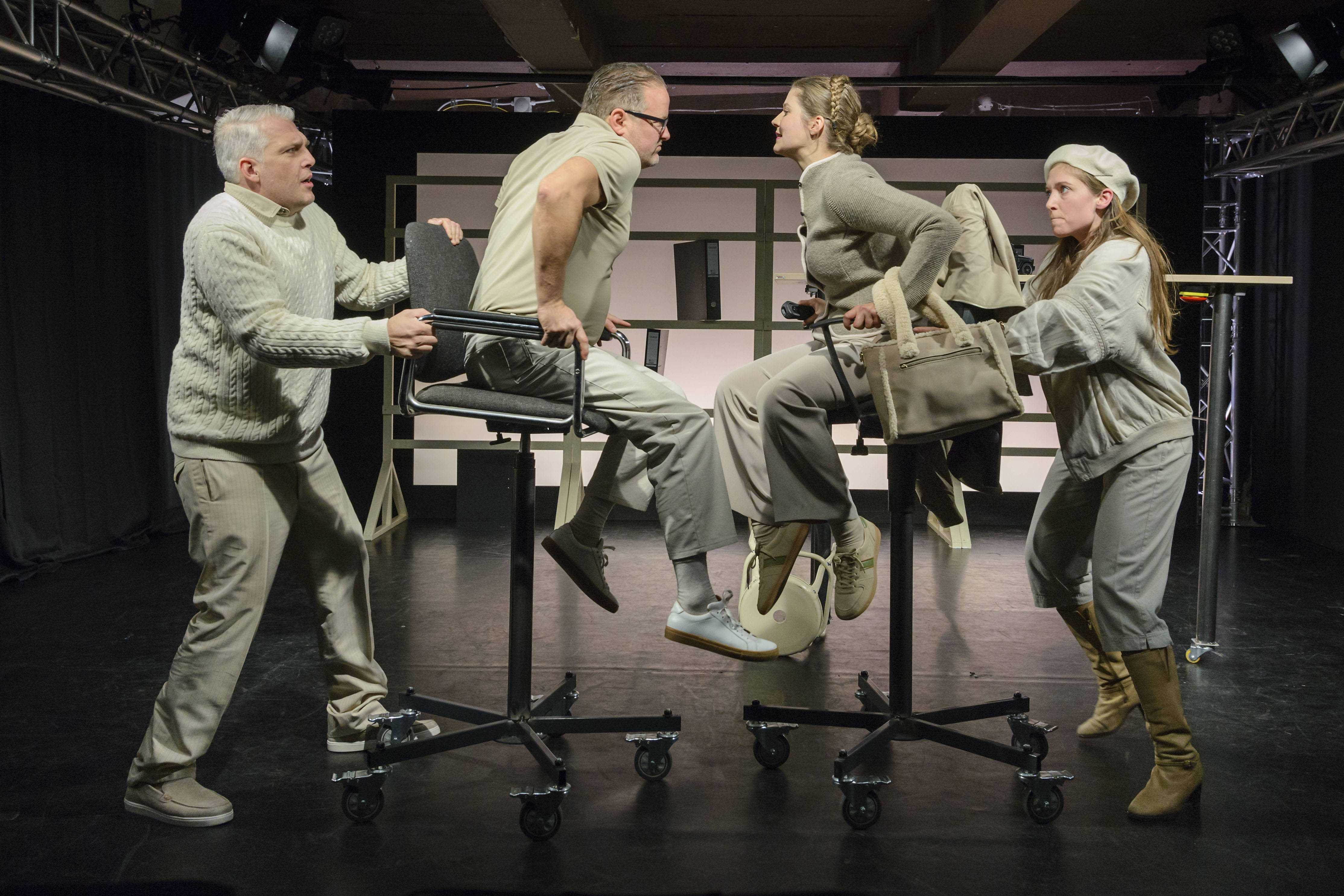 Jeeps am Theater Lüneburg, Foto: Nicolai Stephan.