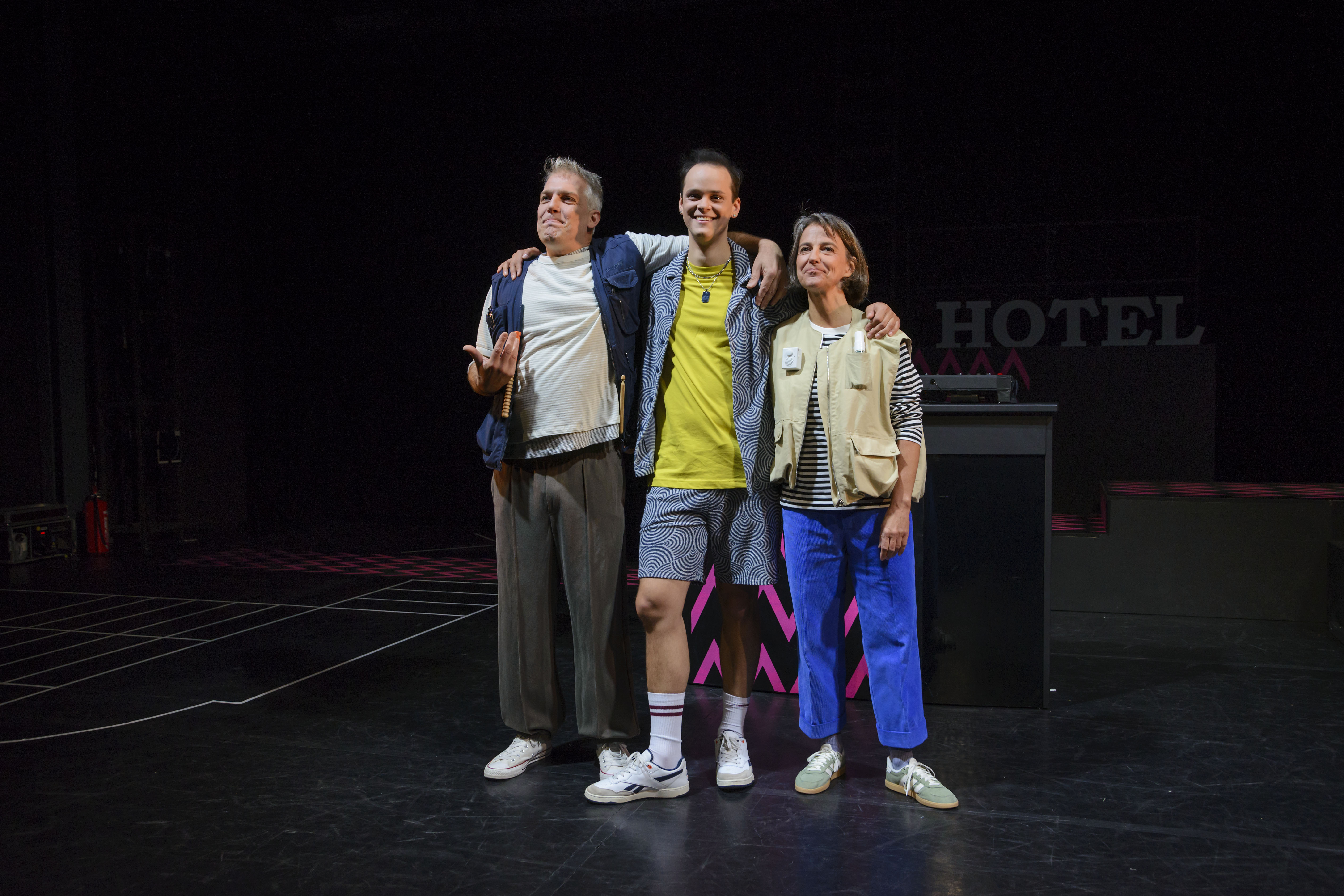 Hotel Lauter und die Unsichtbaren | Schauspiel von Armela Madreiter | 8+ | Foto: Nicolai Stephan | v. l.n.r Gregor Müller als Elin, Kolja Schumann als Charlie, Britta Focht als Jona, Elin hat seine Arme um auf den Schultern der beiden anderen gelegt
