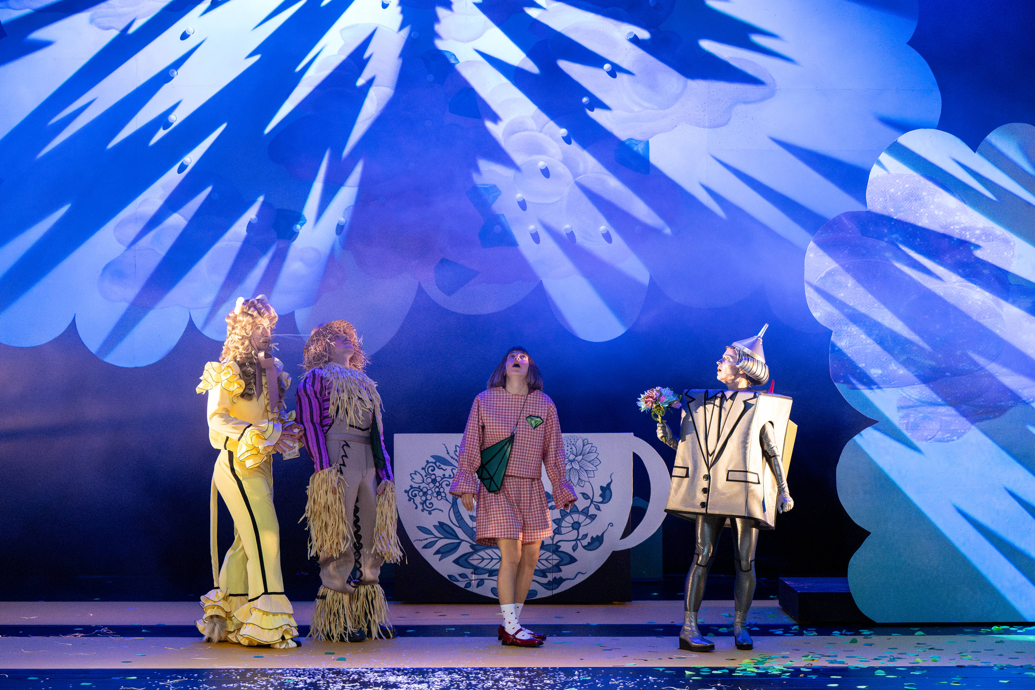 Der Zauberer von Oz | Familienstück von Sergej Gößner nach dem Kinderbuch von Lyman Frank Baum, Theater Lüneburg, Foto: G2 Baraniak Der Zauberer von Oz | Familienstück von Sergej Gößner nach dem Kinderbuch von Lyman Frank Baum, Theater Lüneburg, Foto: G2 Baraniak