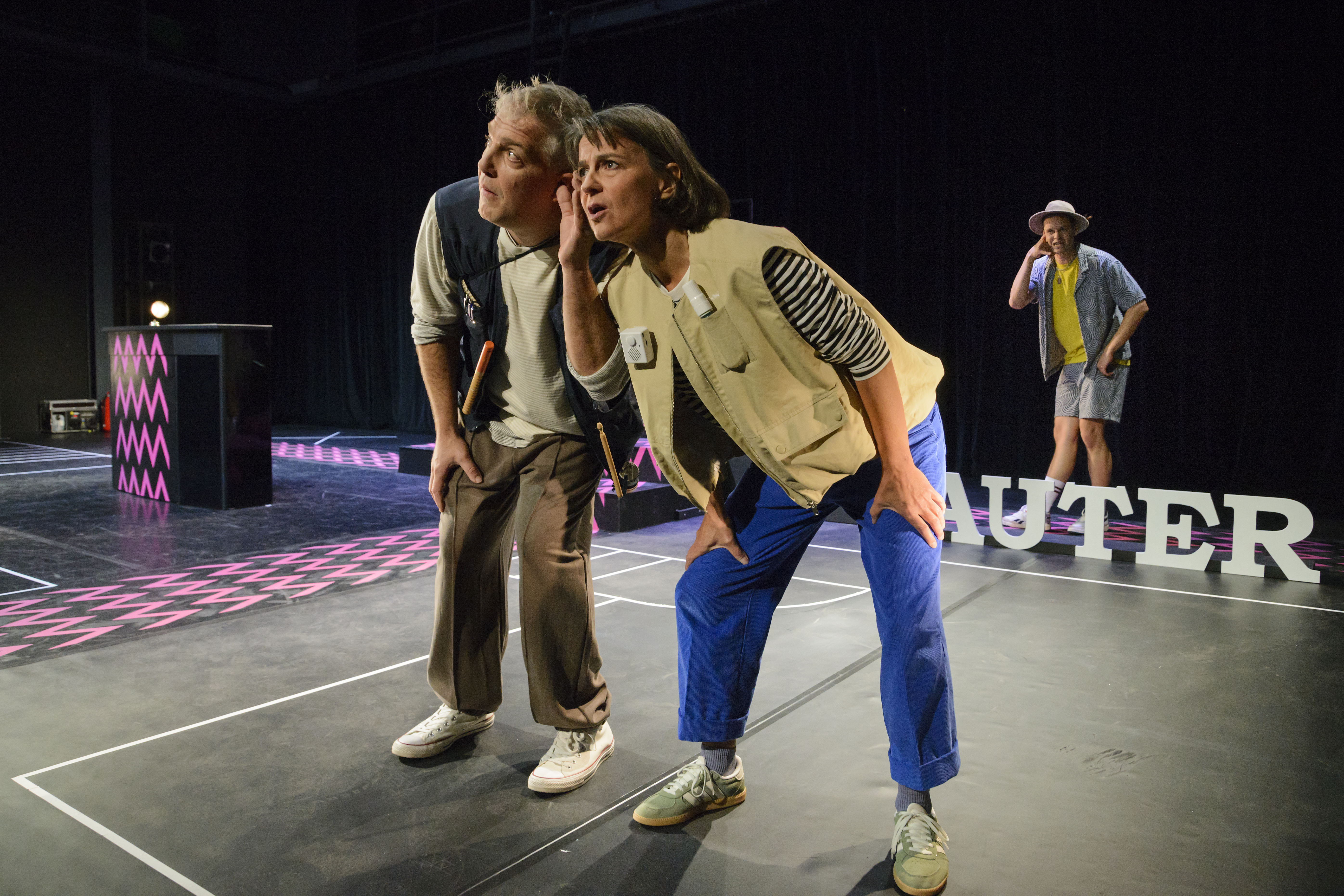 Hotel Lauter und die Unsichtbaren | Schauspiel von Armela Madreiter | 8+ | Foto: Nicolai Stephan | v. l.n.r Gregor Müller als Elin, Britta Focht als Jona tun so als würden sie lauschen