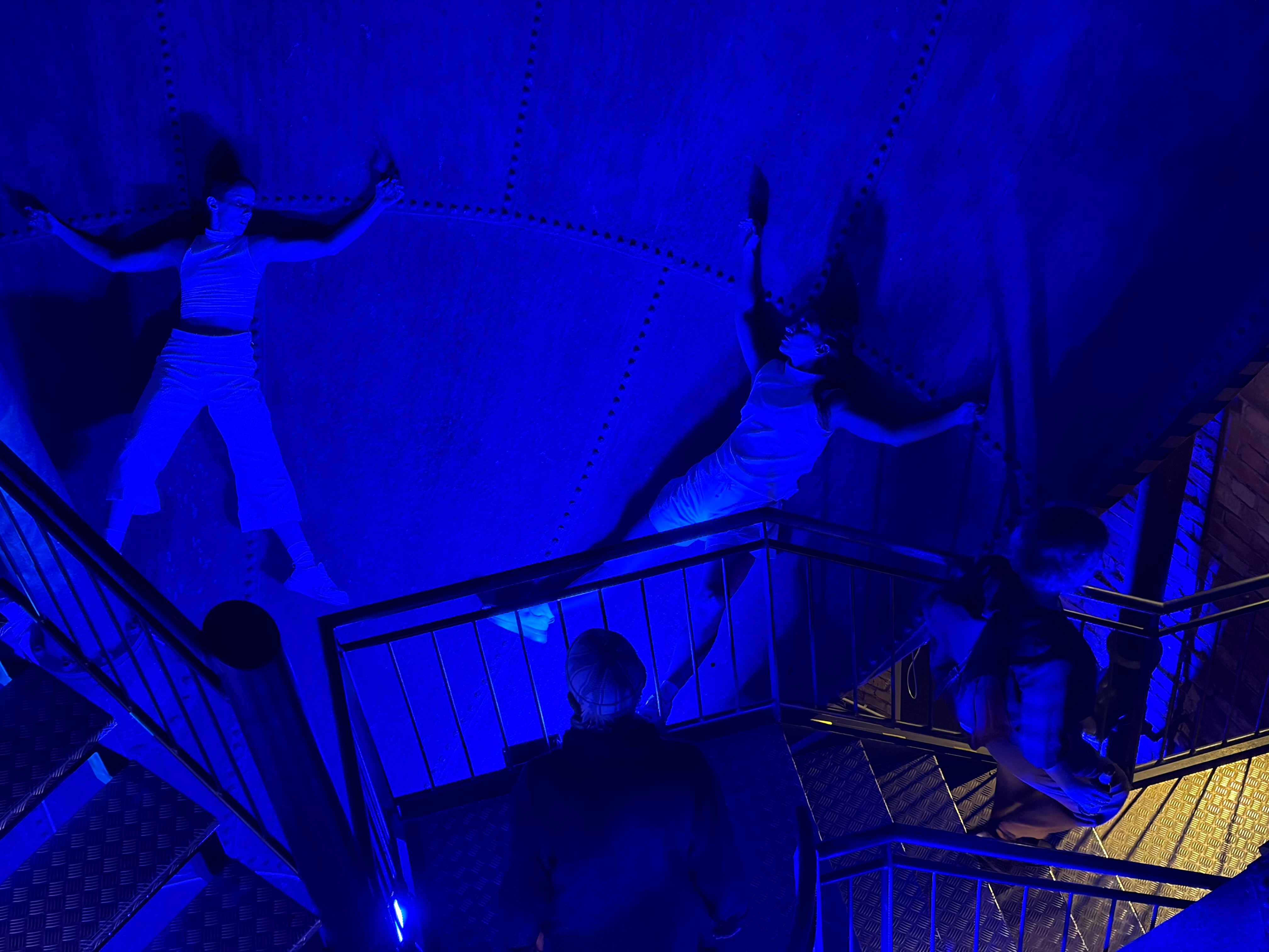 Thetaer im Wasserturm | Let's flow, Foto: Theater Lüneburg Tänzer im Wassertank