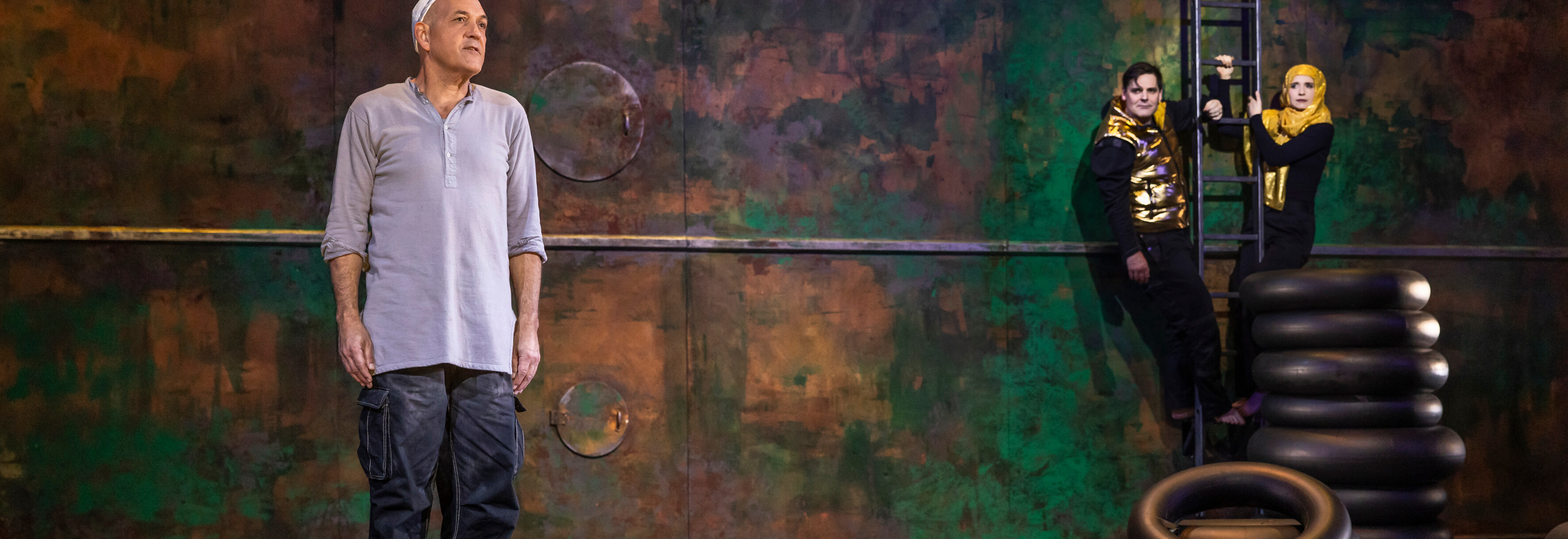 Theater Lüenburg, Nathan der Weise, Herbert Schöberl als Nathan, im Hintergrund Jan-Philip Walter Heinzel als Saladin und Sophia van den Berg als Sittah Foto: Jochen Quast