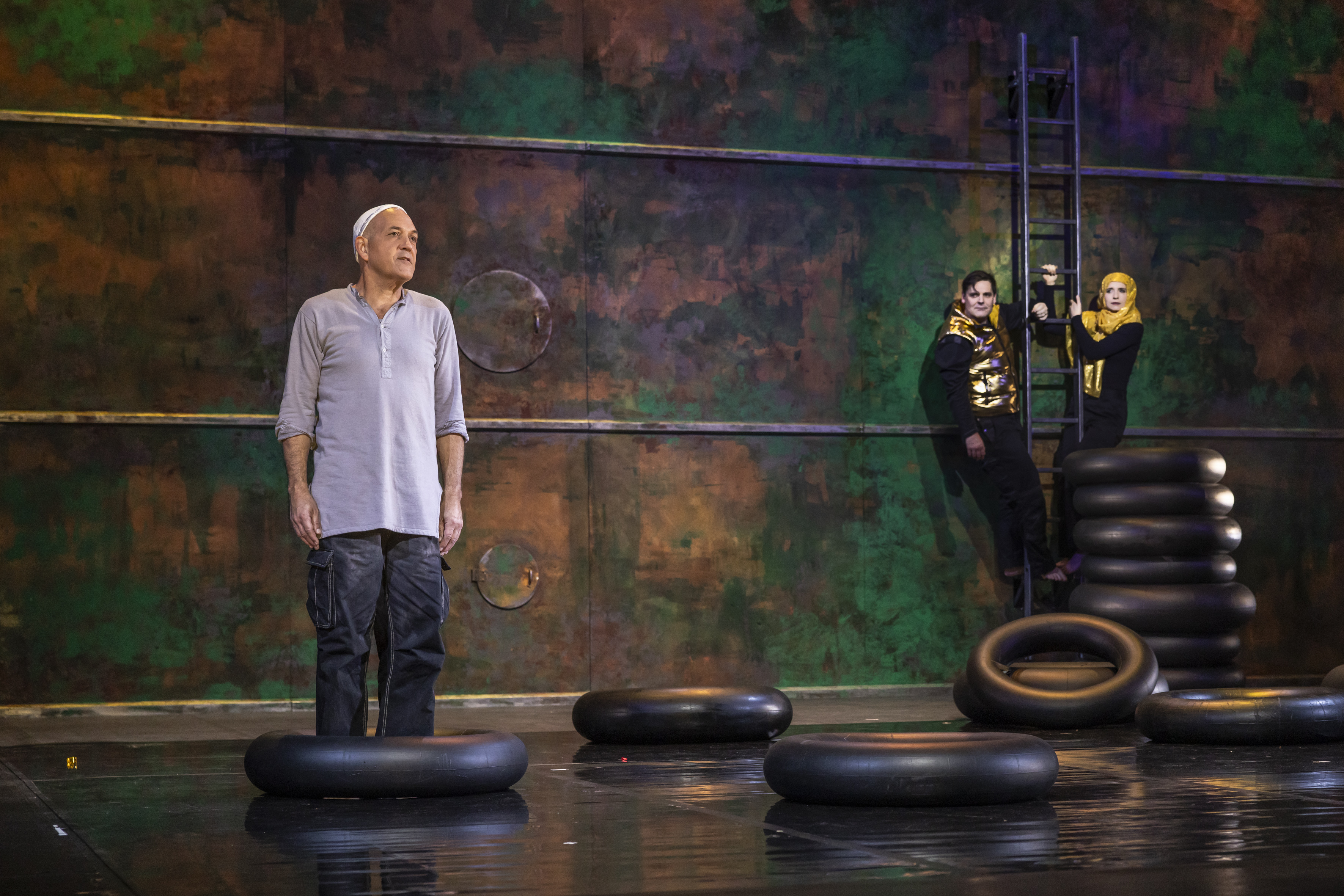 Theater Lüneburg, Nathan der Weise, Herbert Schöberl als Nathan, Jan-Philip Walter Heinzel als Saladin, Sophia van den Berg als Sittah Foto: Jochen Quast