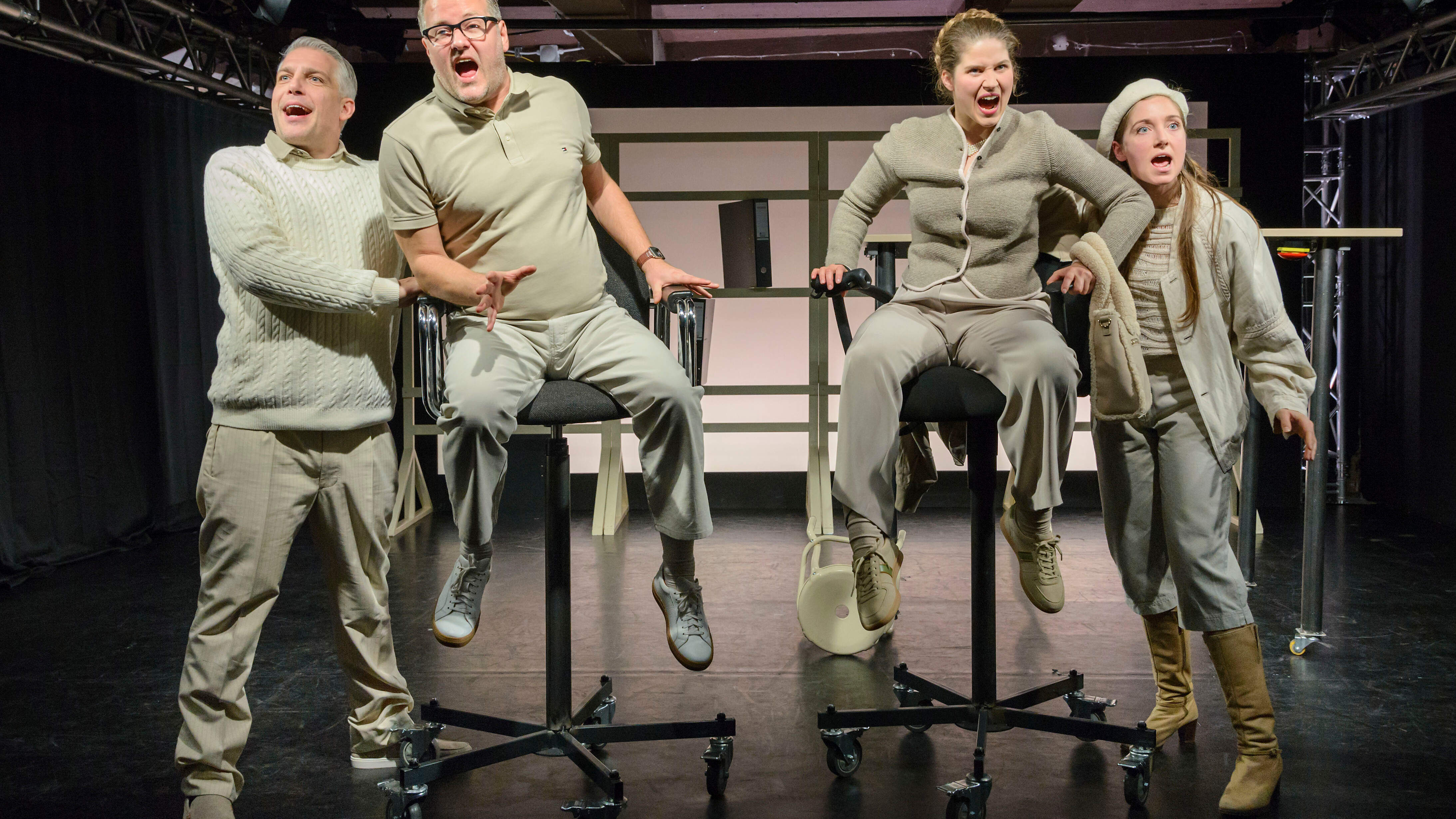 Jeeps im TamTam,  Theater Lüneubrg und der Kulturbäckerei Lüneburg ermöglicht von der Treuhandstiftung Uwe Lüders, mitten der Stadt, am Marktplatz