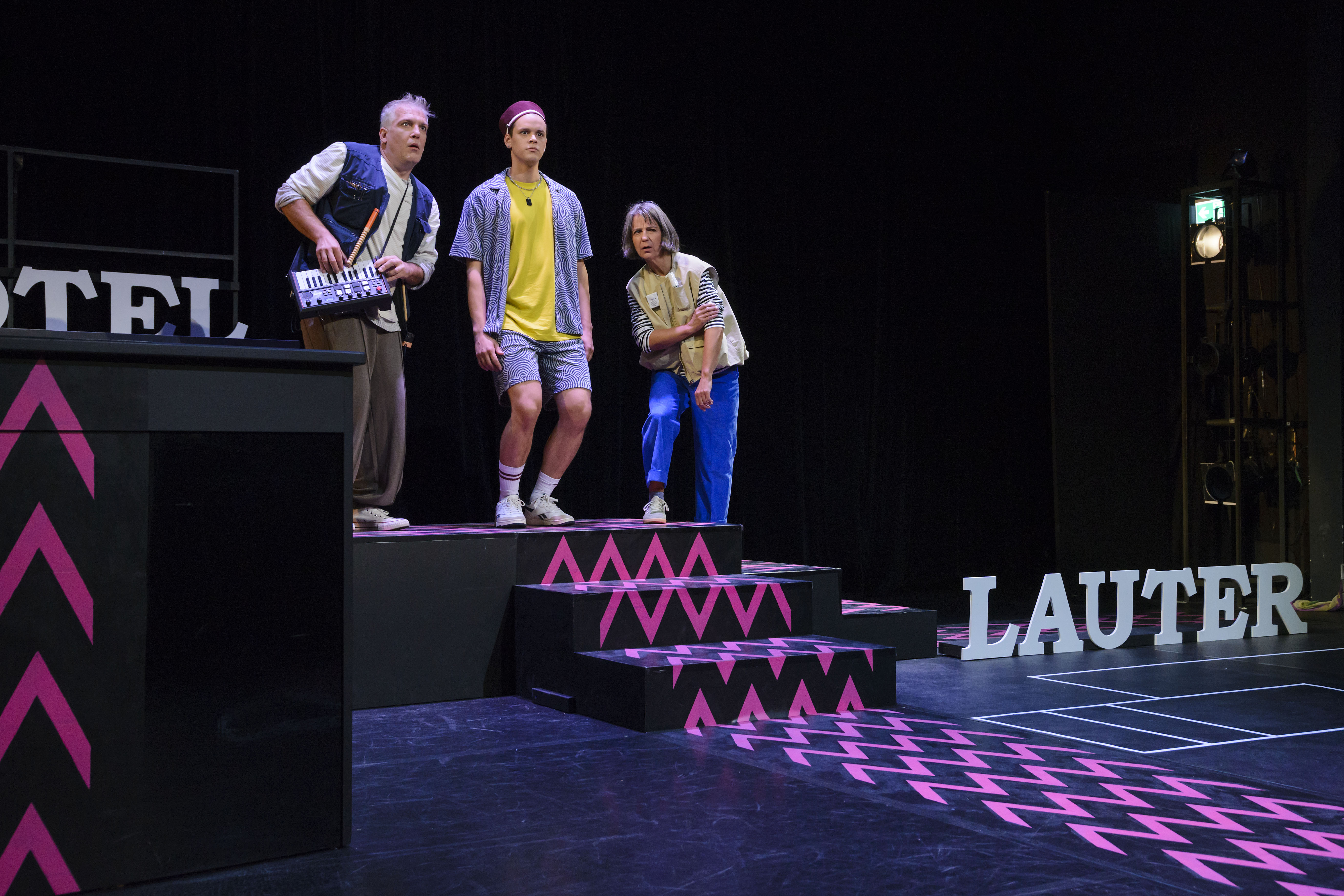 Hotel Lauter und die Unsichtbaren | Schauspiel von Armela Madreiter | 8+ | Foto: Nicolai Stephan | v. l.n.r Gregor Müller, Kolja Schumann, Britta Focht stehen auf einer Treppe 