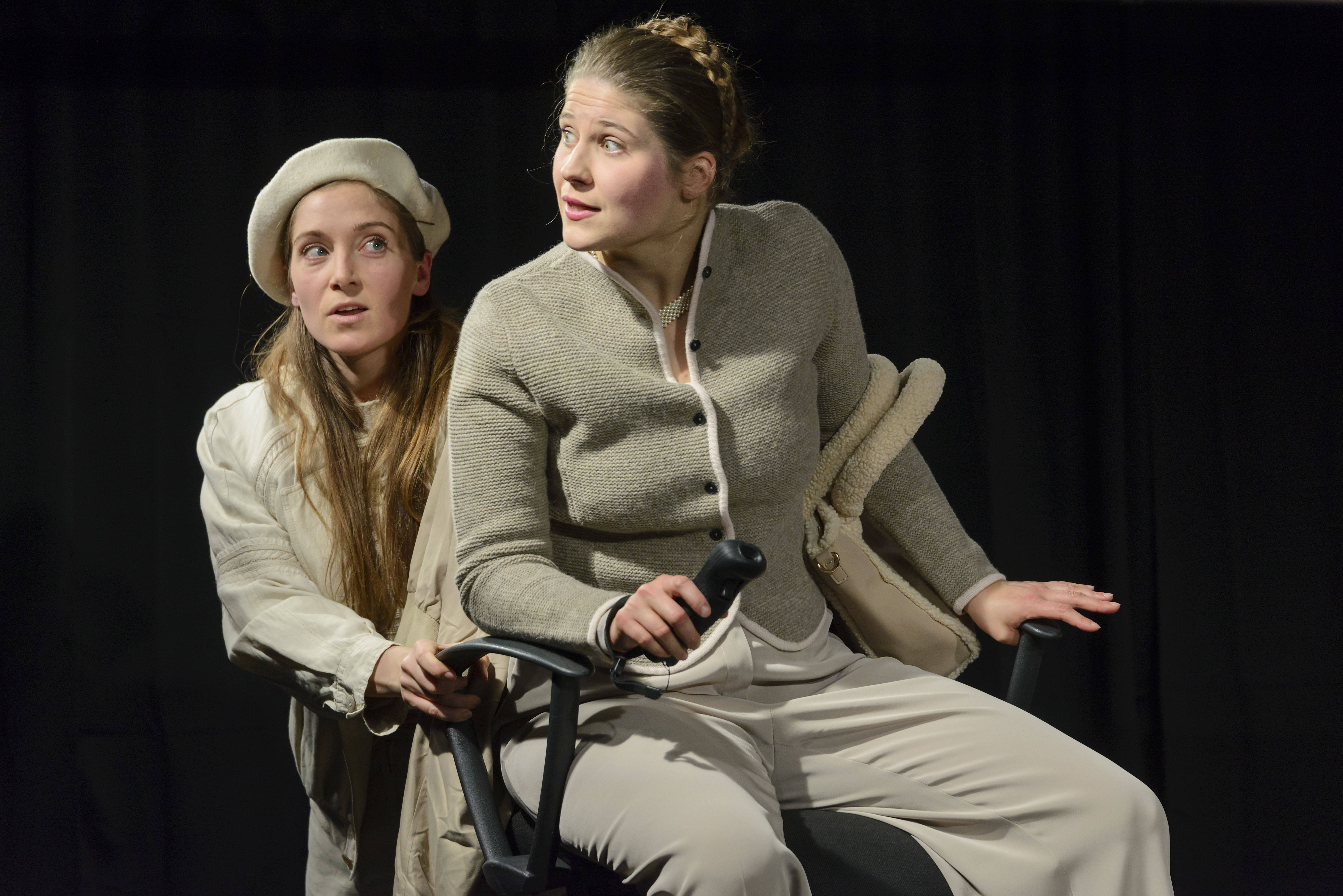 Jeeps am Theater Lüneburg, Foto: Nicolai Stephan.