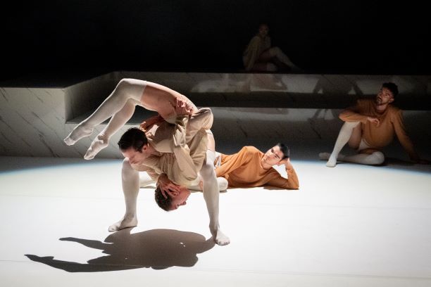 Tanzwelten 3 – „Down to the Wire”|Ein Tanzabend mit Choreographien von Olaf Schmidt, Giovanni Insaudo, Albert Galindo I Villegas im Theater Lüneburg, Foto: G2 Baraniak Tanzwelten 3 – „Down to the Wire”|Ein Tanzabend mit Choreographien von Olaf Schmidt, Giovanni Insaudo, Albert Galindo I Villegas im Theater Lüneburg, Foto: G2 Baraniak