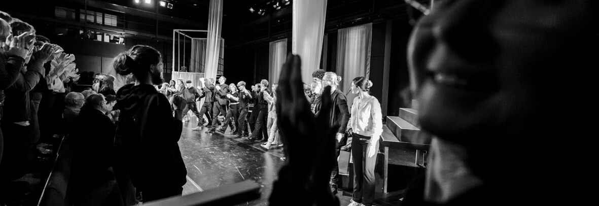 Angebote für Schulklassen und Gruppen - Junges Theater Lüneburg Angebote im Jungen Theater Lüneburg - Applaus für engagierte Darsteller